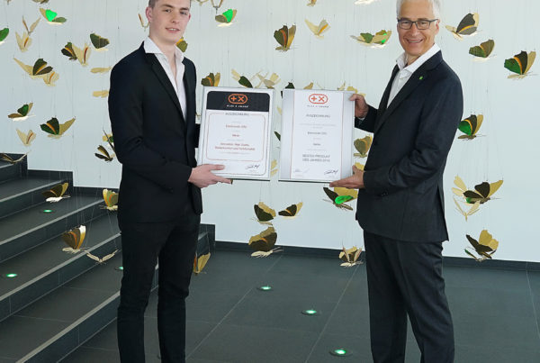 Neher erhält Plus Xaward 2018 Urkundenübergabe