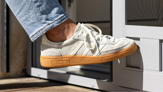 Insektenschutz‑Schiebetür mit flacher Fußleiste.