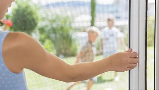 Neher Insektenschutz Schiebetür mit durchgehender Griffleiste.