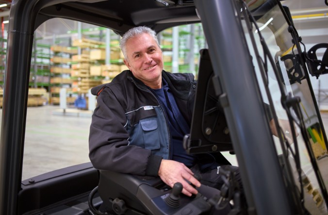 Mitarbeiter im Neher Hochregallager fährt einen Gabelstapler.