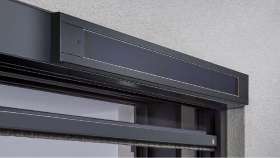 Detailaufnahme eines Neher Elektrorollos am Fensterrahmen mit integriertem optionalem Solarmodul.