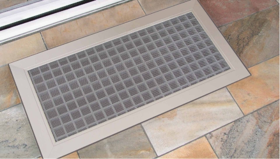 ELSA Lichtschachtabdeckung auf Steinbelag, sauber eingefasst; geeignet für Kunststoff- und Betonschächte, rechtwinklig oder schräg, mit oder ohne Randabdeckung.