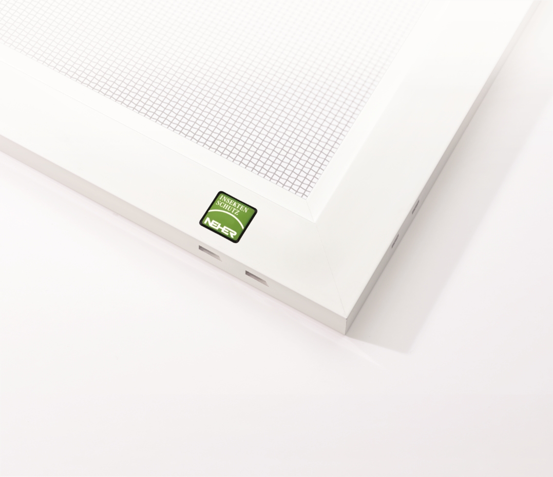 Weißer Insektenschutzrahmen von Neher mit klassischem Fiberglas-Gewebe.