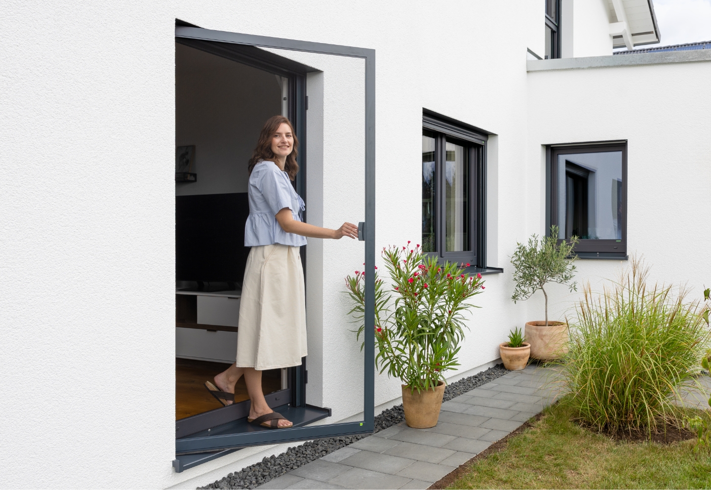Neher Insektenschutz‑Drehtür ohne Sprosse am Terrasseneingang; durchgängiges Gewebe für klare Sicht, schlanke Aluminiumprofile und leichtgängige Bedienung.
