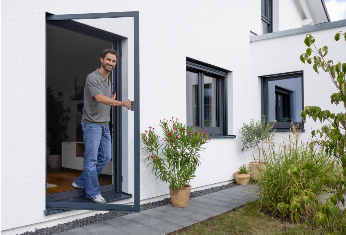 Neher Insektenschutz Drehtür am Terrassentürrahmen.