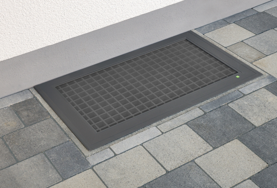 ELSA Lichtschachtabdeckung mit begehbarem Gitter – stabile, elegante Lösung bündig im Pflaster für saubere, sichere Lichtschächte.
