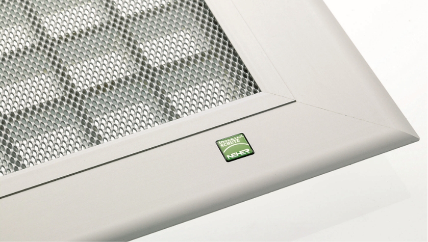 Detailaufnahme einer Neher Lichtschachtabdeckung mit formschön abgerundetem Aluminiumprofil und feinmaschigem Gewebe.