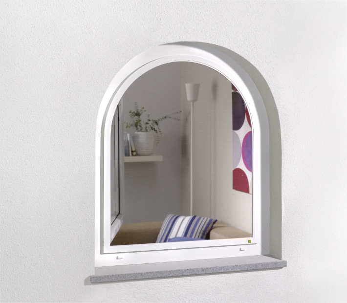 Rundbogenfenster mit maßgeschneidertem Insektenschutz-Rahmen.