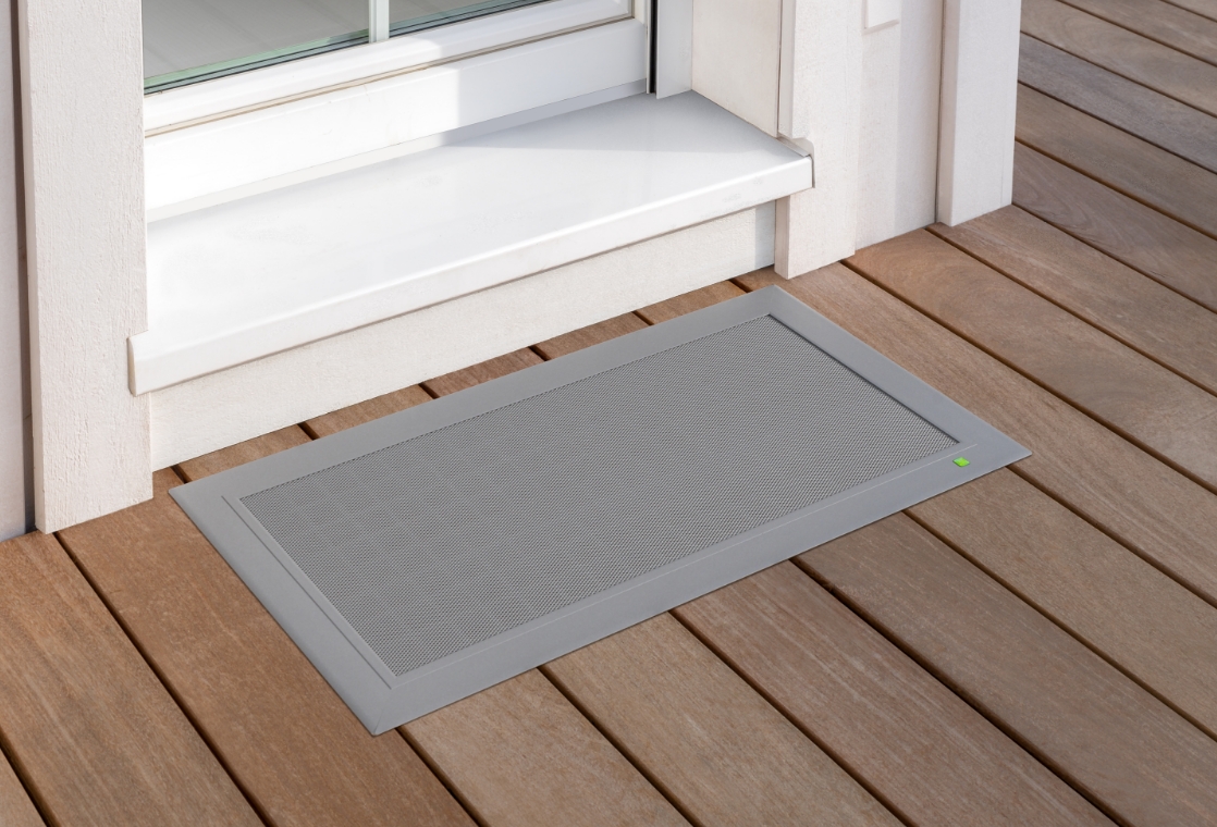 TERRESA Lichtschachtabdeckung für Holzterrasse – flache, begehbare Abdeckung mit stabilem Alu‑Rahmen und rutschfester Oberfläche.