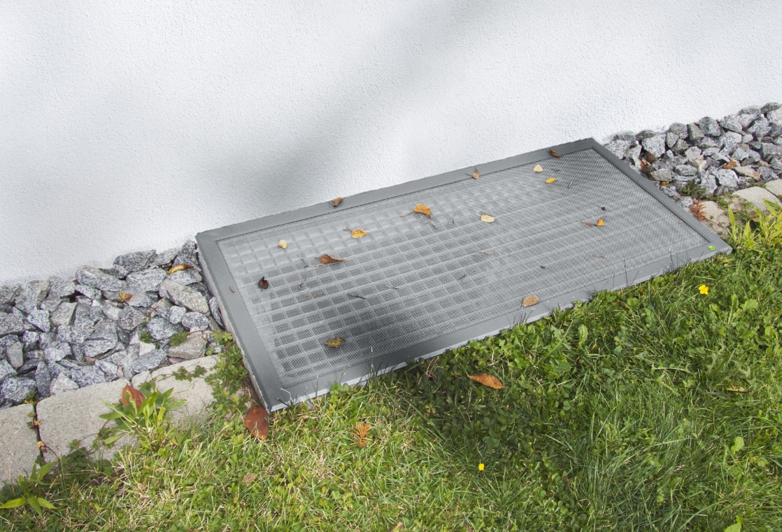 LISA Lichtschachtabdeckung – flache, begehbare Abdeckung mit stabilem Alu‑Rahmen und engmaschigem Edelstahlgewebe gegen Laub, Insekten und Kleintiere.