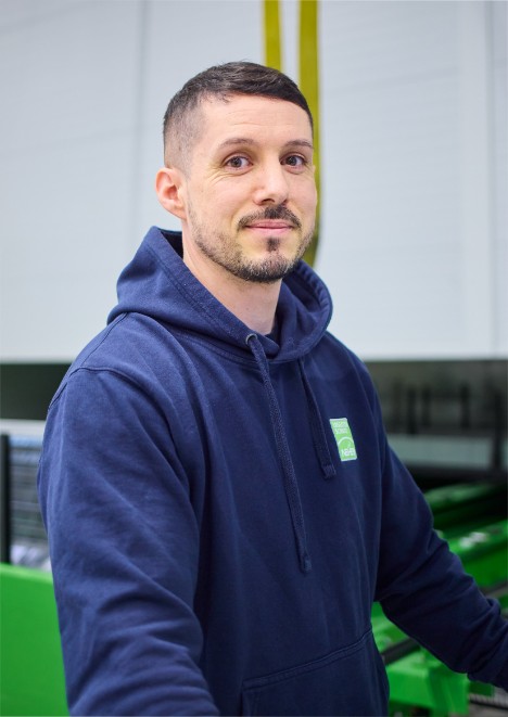 NEHER Lager-Mitarbeiter bei der Arbeit