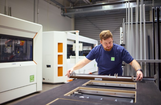 Neher Mitarbeiter fertigt Insektenschutz-Element in der Werkstatt