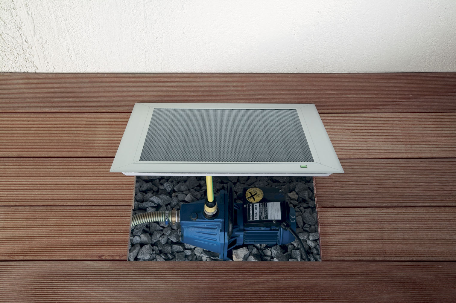 Neher TERRESA Lichtschachtabdeckung auf Holzterrasse – hochklappbar und jederzeit zugänglich für Wartung von Technikschacht und Pumpe.