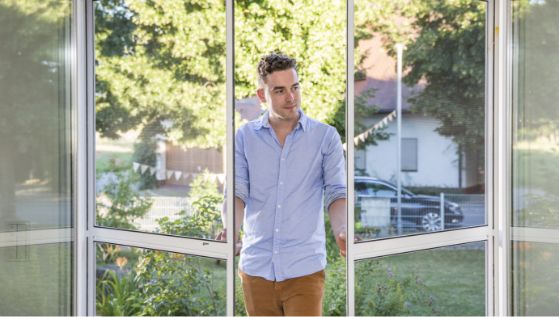 Zweiflügelige Neher Pendeltür am Terrasseneingang; beide Flügel schwenken leichtgängig, schlanke Aluminiumprofile und transparentes Insektenschutzgewebe.