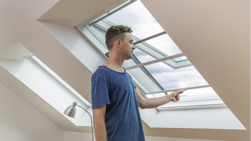 Schieberahmen für Dachfenster wird geöffnet, um frische Luft hereinzulassen.
