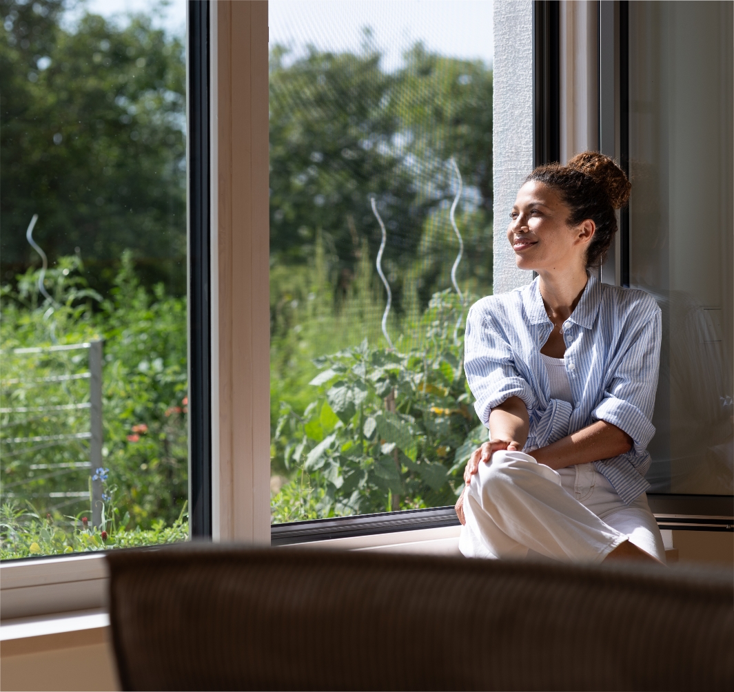 Spannrahmen mit Transpatec-Gewebe am Fenster – nahezu unsichtbarer Insektenschutz mit klarer Durchsicht und hoher Luftdurchlässigkeit.