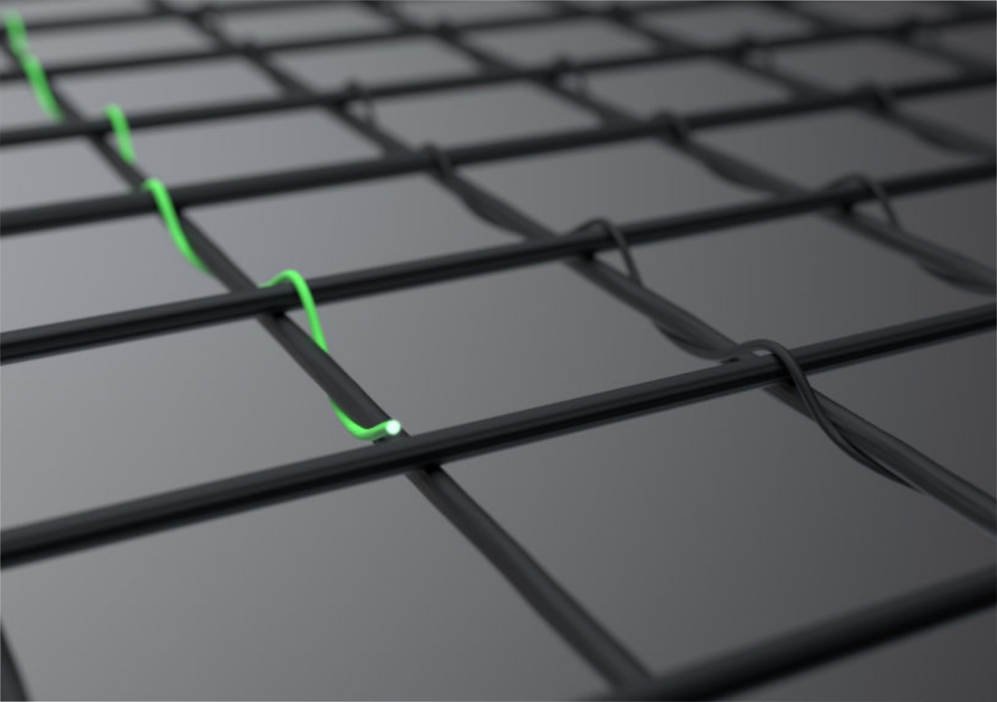 Nahaufnahme des Aufbau des patentierten Neher Transpatec Gewebes. Feine, schwarze Fäden bilden ein präzises Maschenraster und eine grüne Markierungsfaser zeigt den speziellen Fadenverlauf.