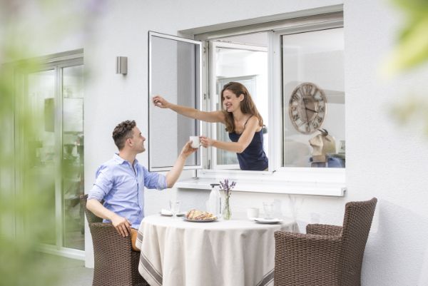 Neher Insektenschutz Pendelfenster. Insektenschutz lässt sich in beide Richtungen öffnen.