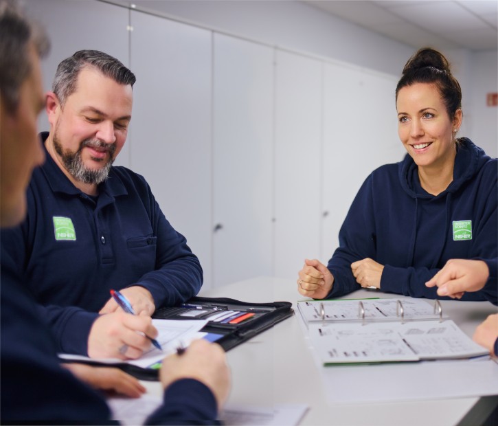 Teammeeting in der Verwaltung bei Neher Insektenschutz