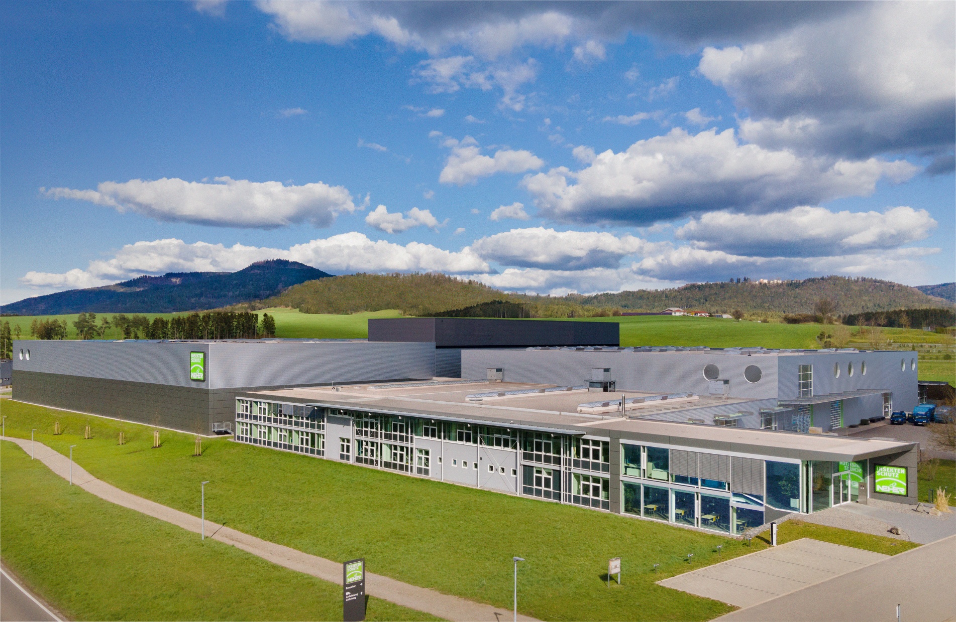 Neher Insektenschutz Firmengebäude in Frittlingen, moderne Lager- und Verwaltungsfläche, Insektenschutzwiese von außen